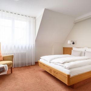 Kleines Zimmer mit Kingsize-Bett